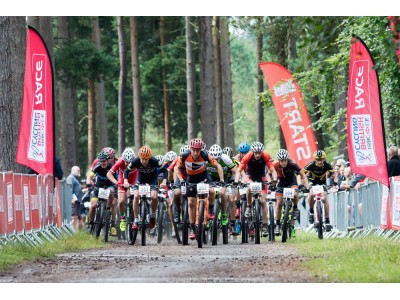 Reklaminė vėliava Angled dviračių varžybose 